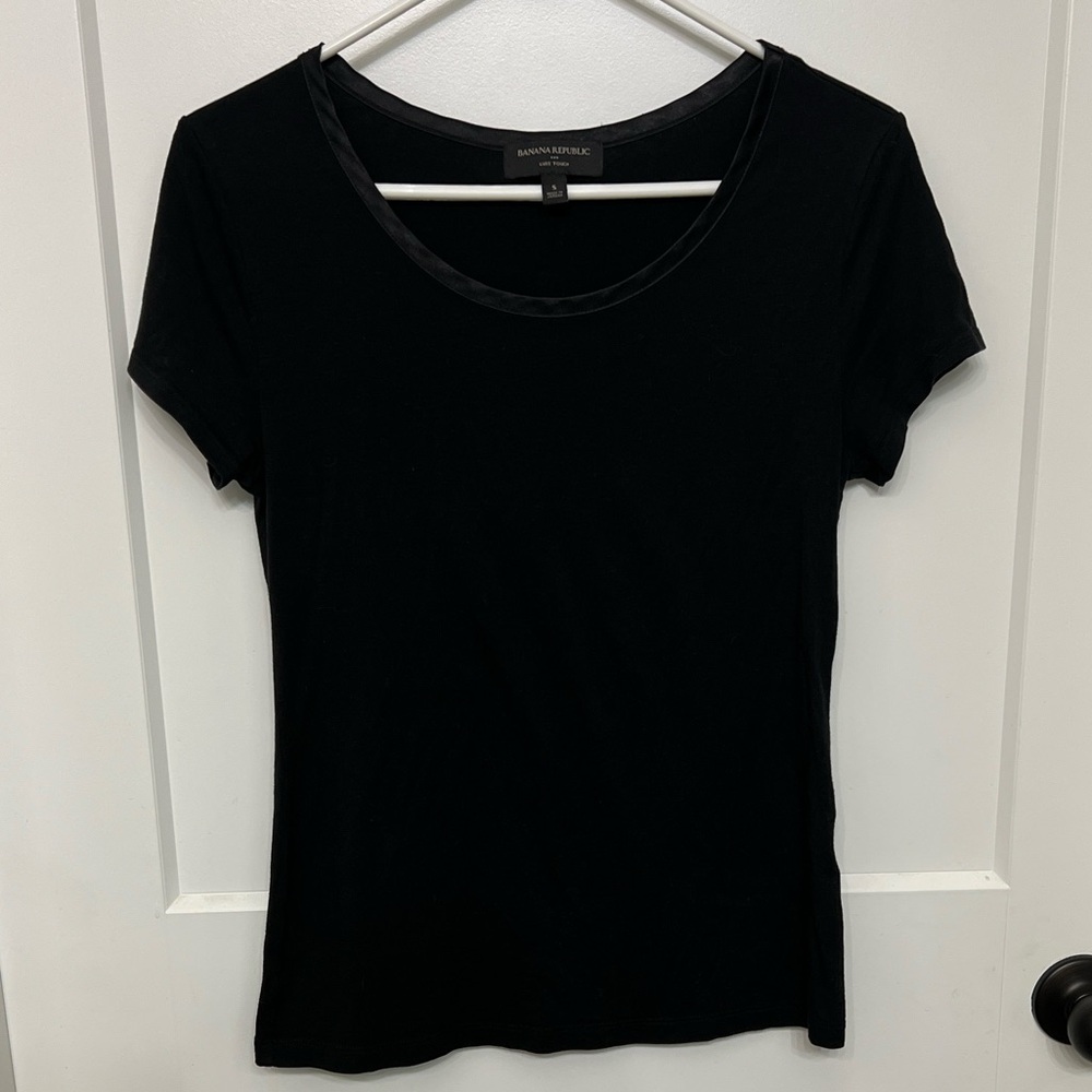 Banana Republic Luxe Touch Women’s Satin Trim Classic Black Tee - Size Small (S)